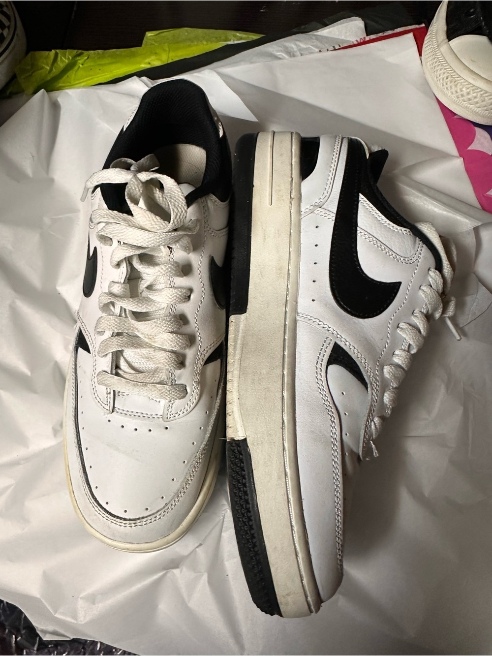 Nike White and Black Low-Top Lace-Up Sneakers 9.5